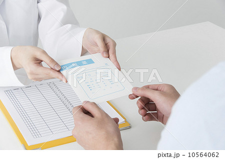 薬局で薬を受け取る患者の手元 10564062
