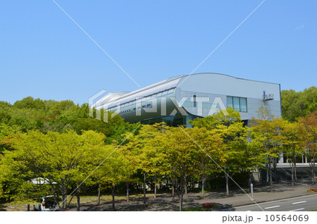 新緑に包まれる宮城県図書館 10564069