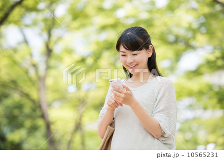 買い物する女性 10565231