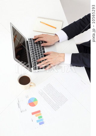デスクワークをする社員 10565293