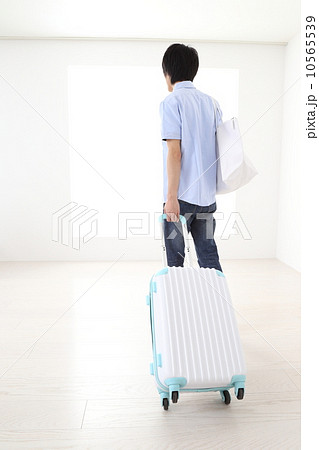 旅行する男性の後ろ姿 10565539