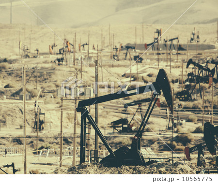 At the Midway-Sunset oil fields outside Bakersfield, crude oil is extracted from Monterey Shale. 10565775