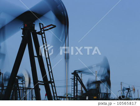 At the Midway-Sunset oil fields outside Bakersfield, crude oil is extracted from Monterey Shale. At the Midway-Sunset oil fields outside Bakersfield, crude oil is extracted from Monterey Shale. 10565817