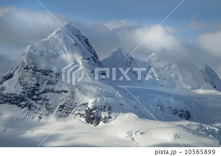 The mountainous landscape of Antarctica. 10565899