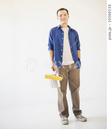 Man holding painting roll 10566538