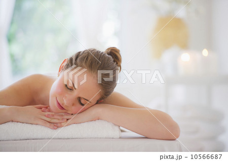 Young woman relaxing in beauty spa Young woman relaxing in beauty spa 10566687