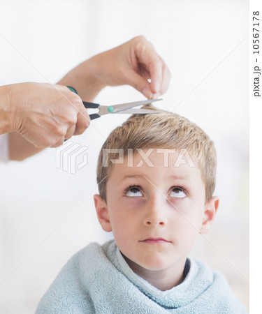 Young boy (6-7) undergoing haircut Young boy (6-7) undergoing haircut 10567178