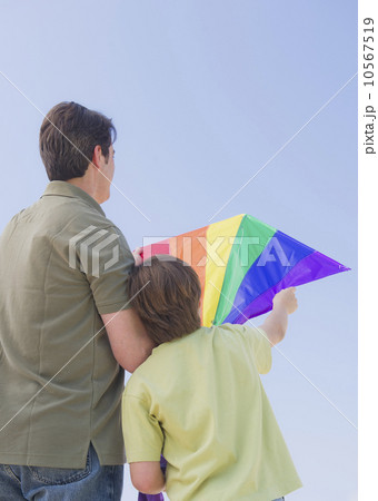 Father and son (10-11 years) playing with kite 10567519