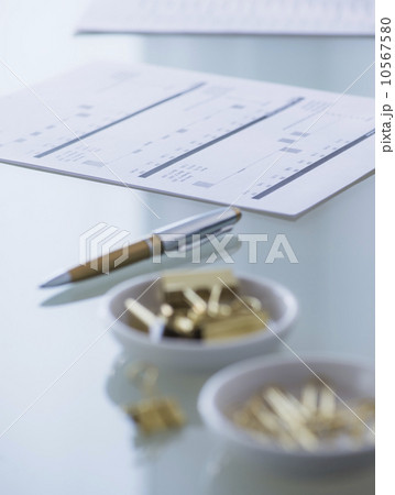 Close-up of paper clip, binder clip, pen and paper material Close-up of paper clip, binder clip, pen and paper material 10567580