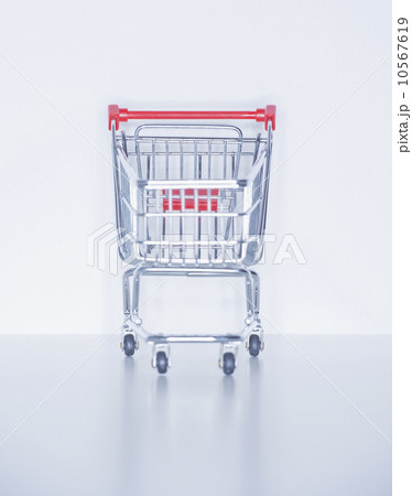 Studio shot of shopping cart 10567619