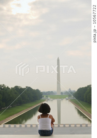 USA, Washington DC, girl (6-7) looking at Washington Monument USA, Washington DC, girl (6-7) looking at Washington Monument 10567722