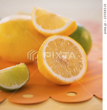 Studio shot of lemons 10568316