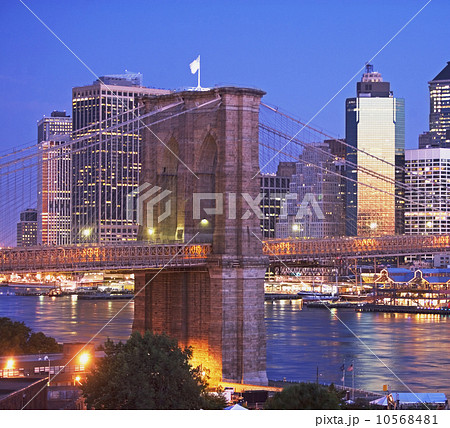 Brooklyn Bridge, New York City 10568481