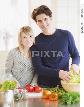 Couple preparing food in kitchen 10568655