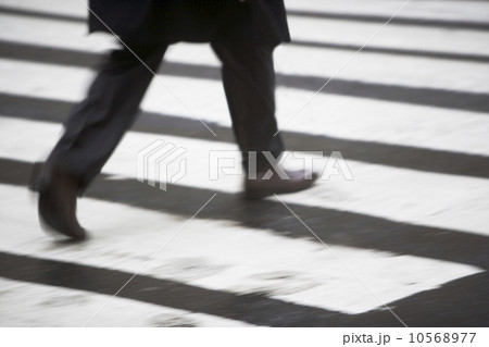 USA, New York state, New York city, low section of men crossing zebra crossing USA, New York state, New York city, low section of men crossing zebra crossing 10568977