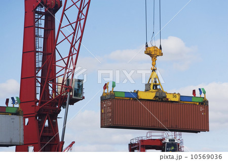 Crane lifting shipping container 10569036