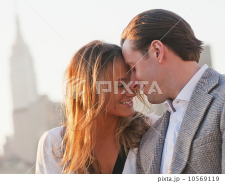 USA, New York, Long Island City, Close-up of happy young couple, Manhattan skyline in background 10569119