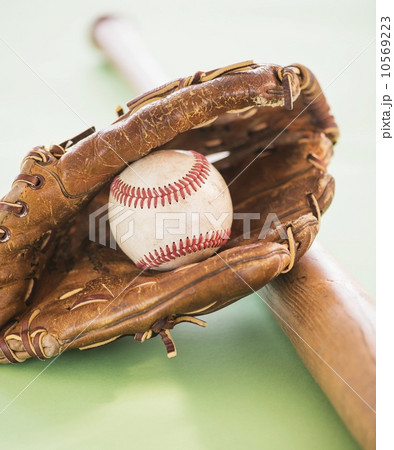 Baseball glove with ball and bat Baseball glove with ball and bat 10569223