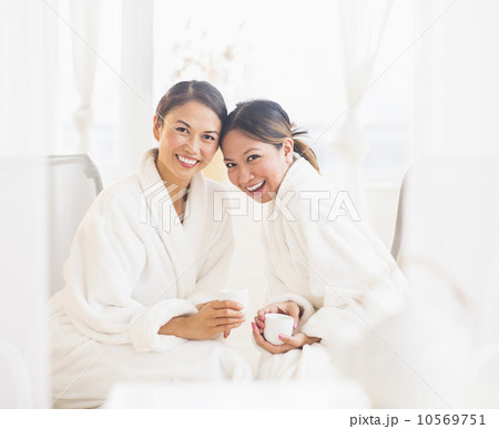 Portrait of two women in spa Portrait of two women in spa 10569751