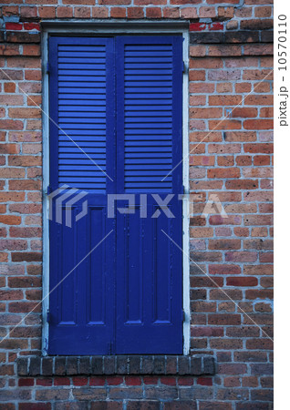 Blue window shutter, closed 10570110