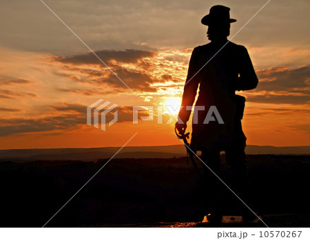 USA, Pennsylvania, Gettysburg, Little Round Top, statue of soldier at sunset USA, Pennsylvania, Gettysburg, Little Round Top, statue of soldier at sunset 10570267