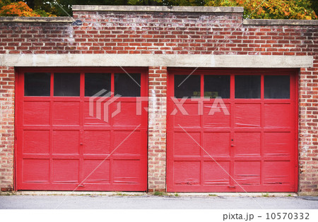 garage doors 10570332
