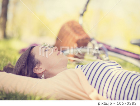 Portrait of mid adult woman relaxing in park 10570585