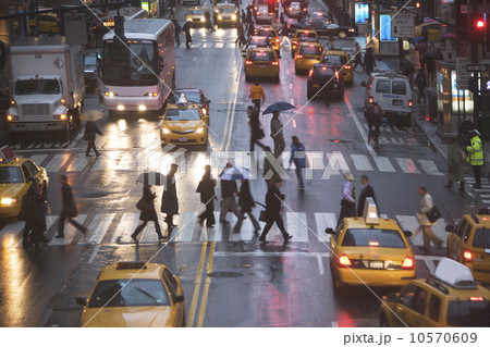 USA, New York state, New York city, pedestrians on zebra crossing  10570609