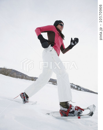 Woman snow shoeing 10570966