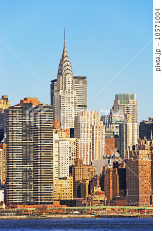City skyline along water 10571004