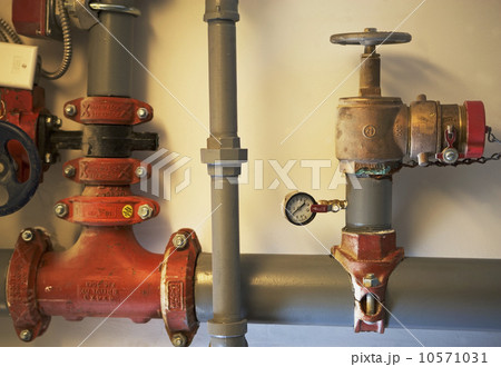 Pipes with pressure gauge and shutoff valves Pipes with pressure gauge and shutoff valves 10571031
