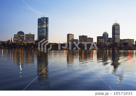 USA, Massachusetts, Boston skyline at dusk 10571035