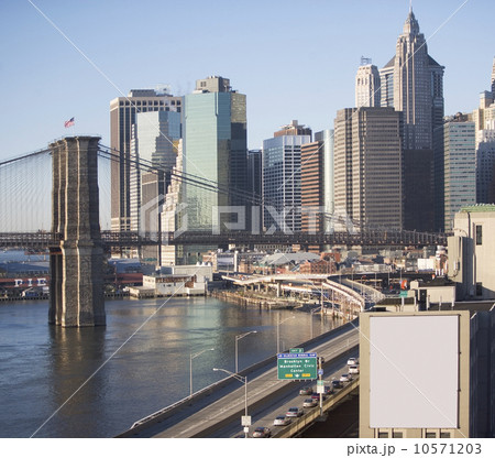 USA, New York State, New York City, Brooklyn Bridge with skyscrapers 10571203