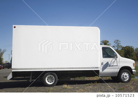 USA, New York City, white truck with blank panel 10571523