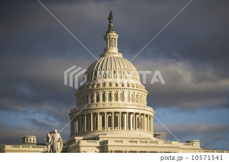 USA, Washington DC, cupola of capitol building  10571541