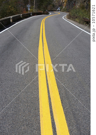 USA, New York, Bear Mountain, winding road 10571621