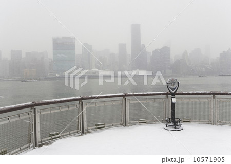 USA, New York City, coin operated binoculars overlooking foggy Manhattan 10571905