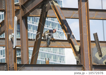 USA, New York, Long Island, New York City, Male worker on construction site 10572076