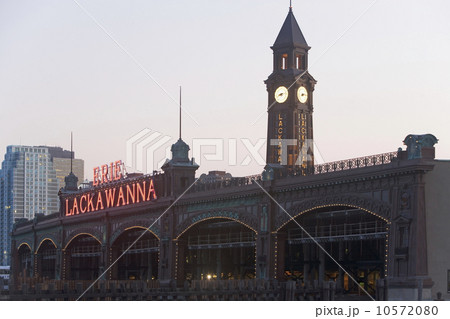 USA, New Jersey, Hoboken, old train station 10572080