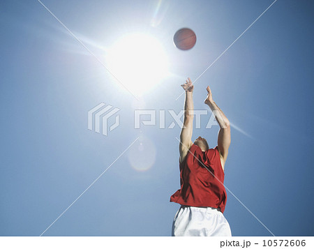 Man shooting basketball 10572606