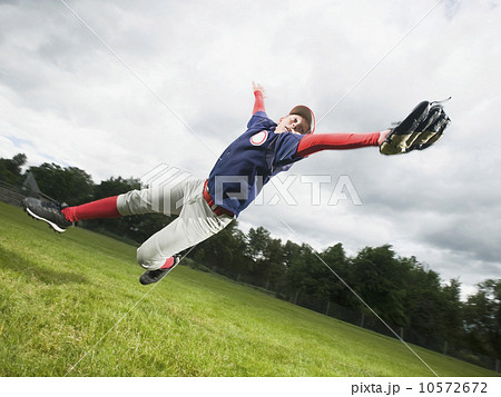 Baseball player diving to catch ball Baseball player diving to catch ball 10572672