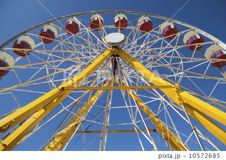 A ferris wheel ride A ferris wheel ride 10572685