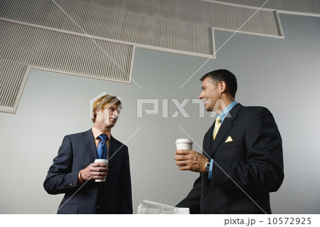Businessmen talking during coffee break 10572925