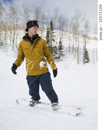 Young man snowboarding Young man snowboarding 10573109