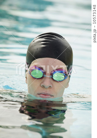 Woman wearing bathing cap and swimming goggles Woman wearing bathing cap and swimming goggles 10573148