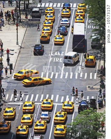 Taxis on 5th Avenue, New York City 10573157