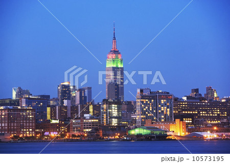 USA, New York State, New York City, Manhattan skyline with Empire State Building at twilight USA, New York State, New York City, Manhattan skyline with Empire State Building at twilight 10573195