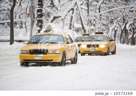USA, New York City, yellow cabs on snowy street USA, New York City, yellow cabs on snowy street 10573269