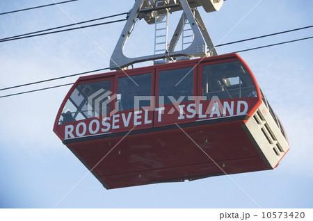 USA, New York City, Low angle view of Roosevelt Island Tram gondola 10573420