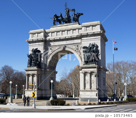 Monument of soldiers and sailors on stone arch 10573465